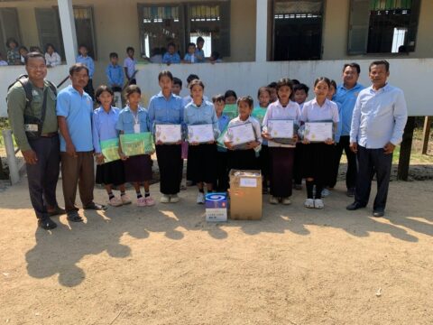 កុមារតូចៗទទួលបានសម្ភារៈសិក្សាអប់រំបរិស្ថាន និង អភិរក្សសត្វក្រៀល